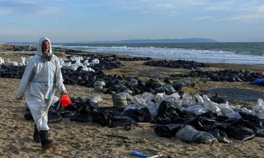 Ρωσία: Συνεχίζει να εξαπλώνεται η πετρελαιοκηλίδα (βίντεο)